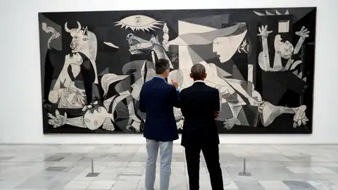 Foto de archivo del Rey Felipe con Obama en su visita al Museo Reina Sofía El Rey acompaña a Obama en una visita al Reina Sofía centrada en el "Guernica"