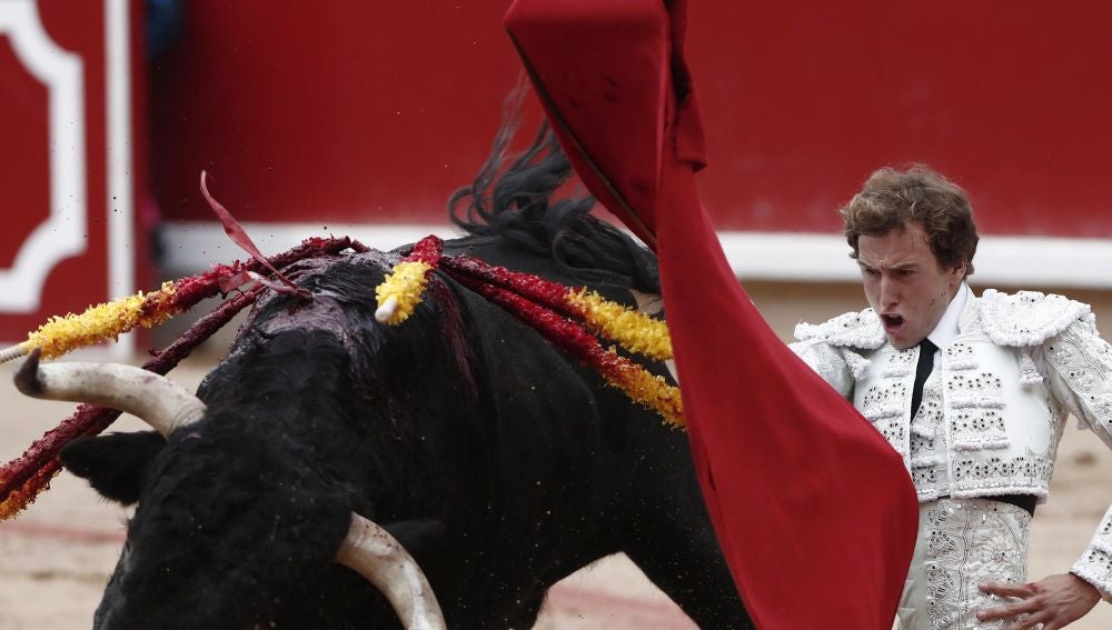 El diestro Román, durante su faena en los Sanfermines 2018
