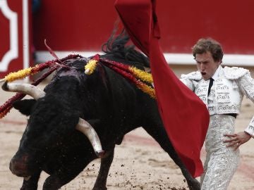 El diestro Román, durante su faena en los Sanfermines 2018