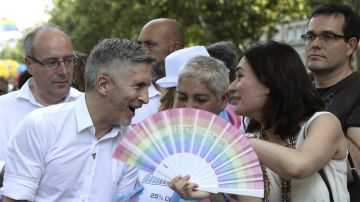 Fernando Grande-Marlaska y Carmen Montón conversan durante la manifestación del Orgullo LGTBI