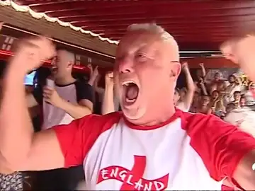 Los aficionados ingleses celebran por todo lo alto la clasificación de su selección a semifinales del Mundial Los aficionados ingleses celebran por todo lo alto la clasificación de su selección a semifinales del Mundial