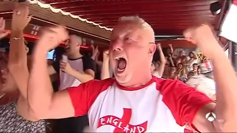 Los aficionados ingleses celebran por todo lo alto la clasificación de su selección a semifinales del Mundial Los aficionados ingleses celebran por todo lo alto la clasificación de su selección a semifinales del Mundial
