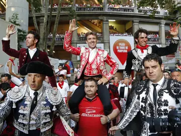 Los rejoneadores Pablo Hermoso de Mendoza (c), Leonardo Hernández (i) y Pedro Armendáriz (d), salen a hombros de la Plaza de Toros de Pamplona Los rejoneadores Pablo Hermoso de Mendoza (c), Leonardo Hernández (i) y Pedro Armendáriz (d), salen a hombros de la Plaza de Toros de Pamplona