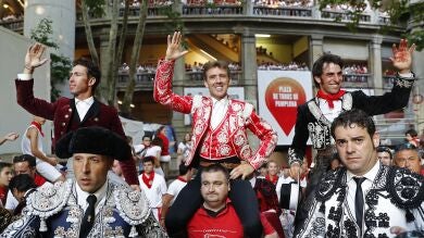 Un chupinazo y tres puertas grandes en la corrida de rejones de San Fermín