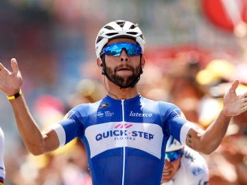 Gaviria celebra su victoria en la primera etapa del Tour de Francia 2018