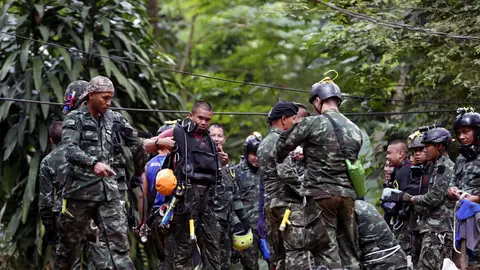 El equipo de rescate de los niños y el adulto en Tailandia El equipo de rescate de los niños y el adulto en Tailandia