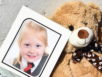 Homenaje a la pequeña Alesha MacPhail, violada y asesinada en Escocia