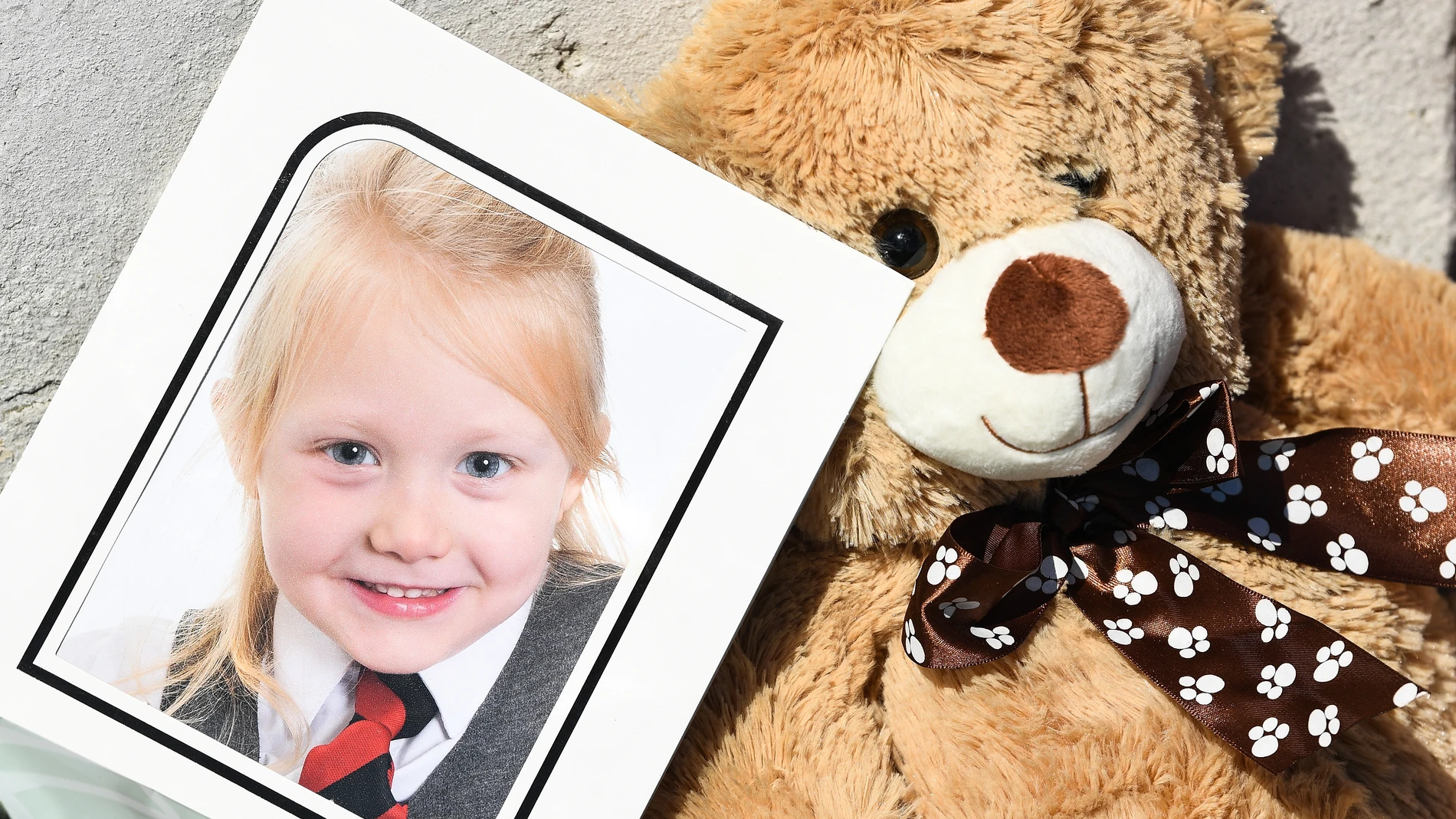 Homenaje a la pequeña Alesha MacPhail, violada y asesinada en Escocia Homenaje a la pequeña Alesha MacPhail, violada y asesinada en Escocia