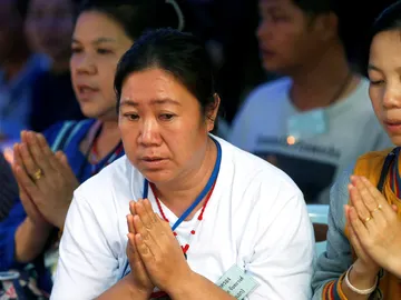 Los familiares de los niños atrapados en la cueva de Tailandia rezan por su rescate Los familiares de los niños atrapados en la cueva de Tailandia rezan por su rescate