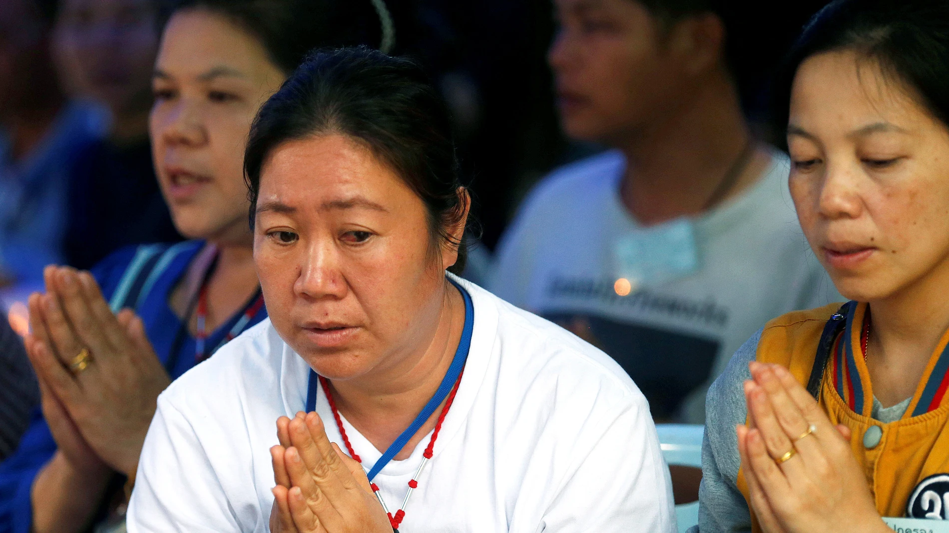 Los familiares de los niños atrapados en la cueva de Tailandia rezan por su rescate Los familiares de los niños atrapados en la cueva de Tailandia rezan por su rescate