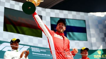 Vettel, con el trofeo del GP de Gran Bretaña Vettel, con el trofeo del GP de Gran Bretaña