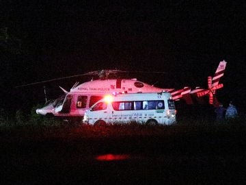 Una ambulancia y un helicóptero del equipo de atención a los niños rescatados de la cueva de Tailandia