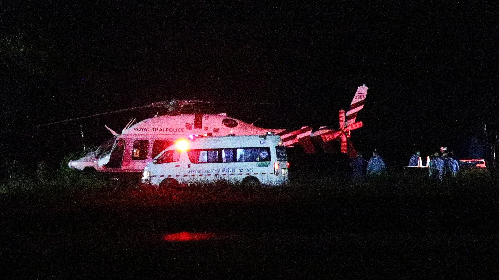 Una ambulancia y un helicóptero del equipo de atención a los niños rescatados de la cueva de Tailandia