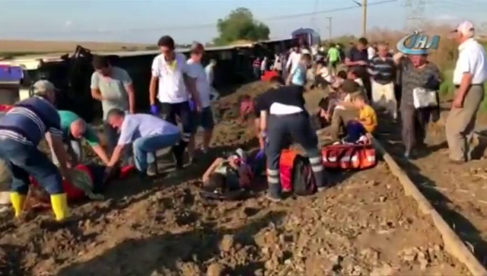 Al menos diez muertos y más de 70 heridos al descarrilar un tren al noroeste de Turquía