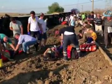 Al menos diez muertos y más de 70 heridos al descarrilar un tren al noroeste de Turquía