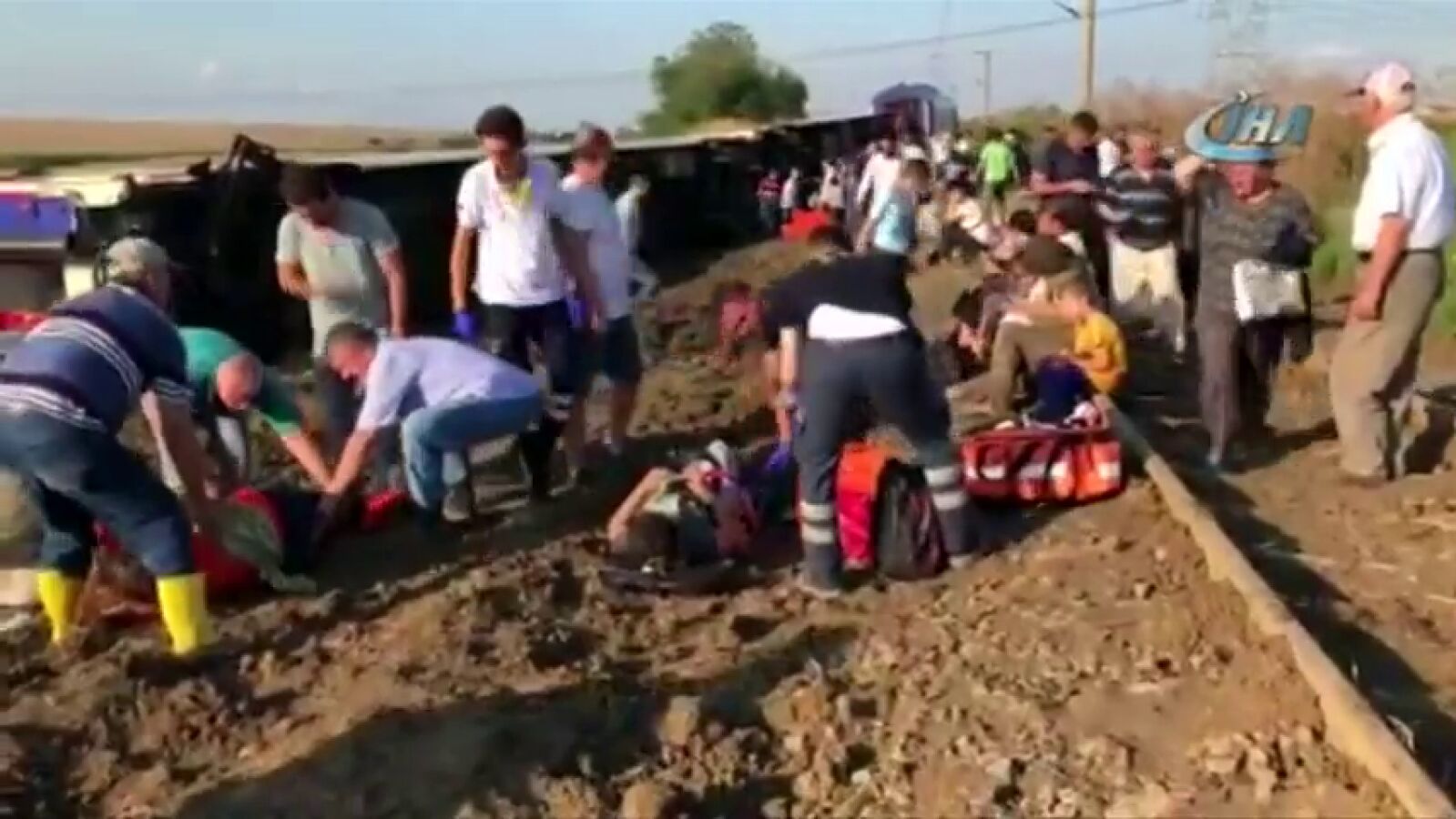 Al menos 24 muertos y más de 70 heridos al descarrilar un tren al noroeste de Turquía