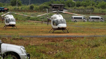 Un helicóptero medicalizado en la zona de la cueva en la que están los menores atrapados