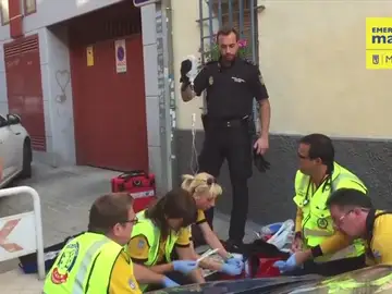 Una mujer de 34 años se pone de parto en plena calle y dos policías nacionales la asisten Una mujer de 34 años se pone de parto en plena calle y dos policías nacionales la asisten