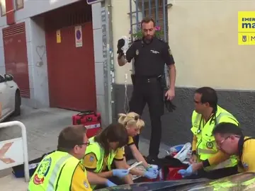 Una mujer de 34 años se pone de parto en plena calle y dos policías nacionales la asisten Una mujer de 34 años se pone de parto en plena calle y dos policías nacionales la asisten