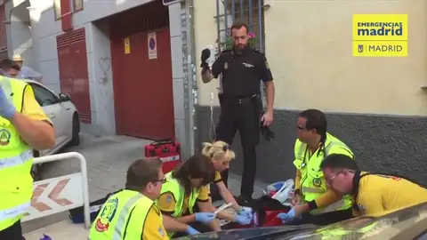 Una mujer de 34 años se pone de parto en plena calle y dos policías nacionales la asisten Una mujer de 34 años se pone de parto en plena calle y dos policías nacionales la asisten