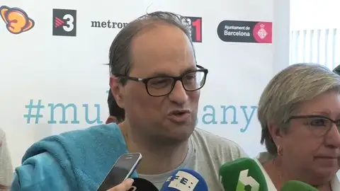 Quim Torra y los consellers 'se mojan' por la esclerosis múltiple y se bañan en la Barceloneta ante los medios Quim Torra y los consellers 'se mojan' por la esclerosis múltiple y se bañan en la Barceloneta ante los medios