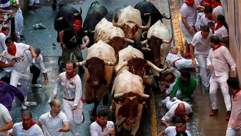 Segundo encierro San Fermín 2018 El segundo encierro de los Sanfermines 2018 donde la lluvia y un toro rezagado desde Santo Domingo han caracterizado la carrera.