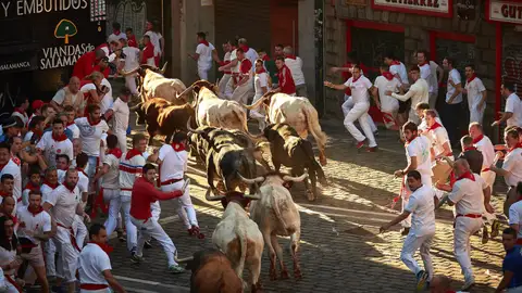 Tercer encierro San Fermín 2018 Los toros de la ganadería gaditana de Cebada Gago atraviesan la Plaza del Ayuntamiento durante el tercer encierro de los Sanfermines 2018 que ha tenido momentos de peligro por las caídas tanto de los astados como de los corredores, sin al parecer heridos por asta. La carrera ha resultado la más rápida hasta el momento, con 2 minutos y 33 segundos invertidos en completar todo el recorrido, y la menos concurrida, lo que ha posibilitado bonitas carreras.