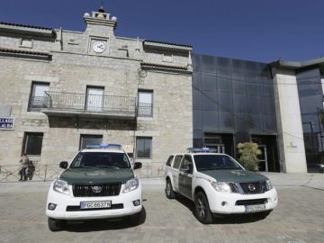 Vehículos de la Guardia Civil junto a las dependencias del Ayuntamiento madrileño de Collado Villalba