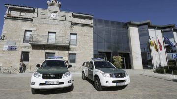 Veh&iacute;culos de la Guardia Civil junto a las dependencias del Ayuntamiento madrile&ntilde;o de Collado Villalba