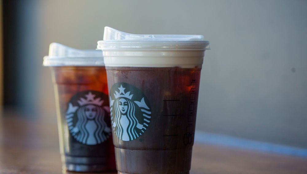 Dos vasos de Starbucks con nuevas tapas reciclable
