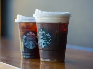 Dos vasos de Starbucks con nuevas tapas reciclable Dos vasos de Starbucks con nuevas tapas reciclable