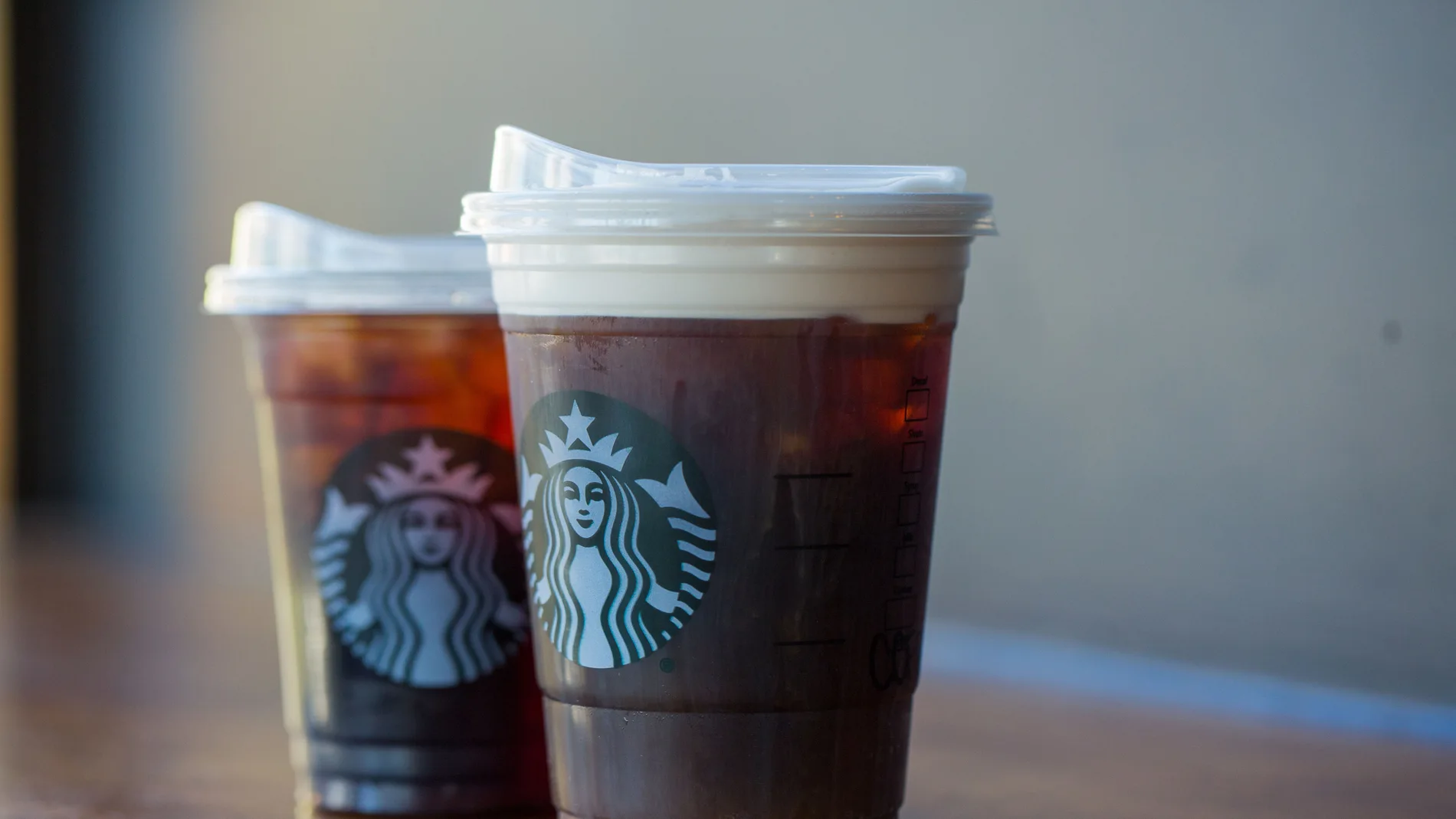 Dos vasos de Starbucks con nuevas tapas reciclable Dos vasos de Starbucks con nuevas tapas reciclable