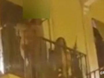 REEMPLAZO: El vídeo de la primera gran polémica en San Fermín: una mujer baila semidesnuda en un balcón