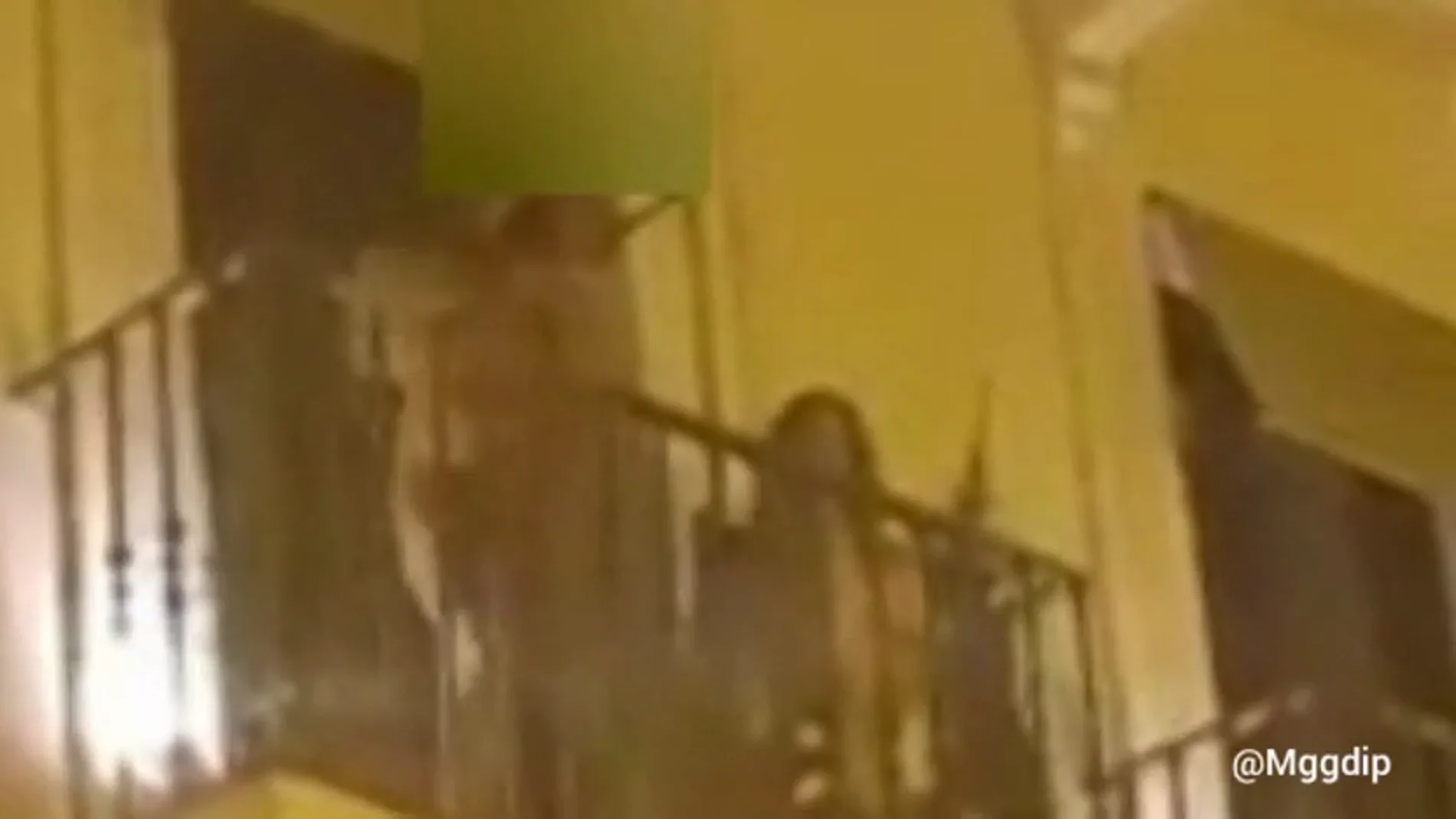 REEMPLAZO: El vídeo de la primera gran polémica en San Fermín: una mujer baila semidesnuda en un balcón
