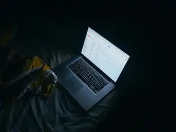 Las pantallas emiten luz azul para acentuar el brillo Las pantallas emiten luz azul para acentuar el brillo