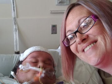 La madre junto a su hijo en el hospital