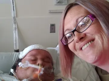 La madre junto a su hijo en el hospital La madre junto a su hijo en el hospital
