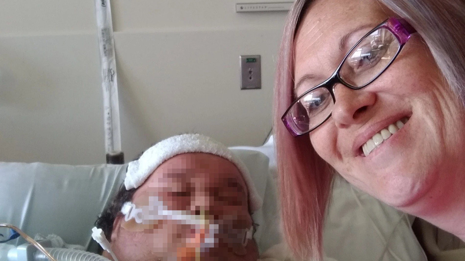 La madre junto a su hijo en el hospital La madre junto a su hijo en el hospital