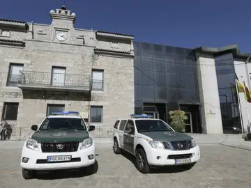 Vehículos de la Guardia Civil junto a las dependencias del Ayuntamiento madrileño de Collado Villalba Vehículos de la Guardia Civil junto a las dependencias del Ayuntamiento madrileño de Collado Villalba