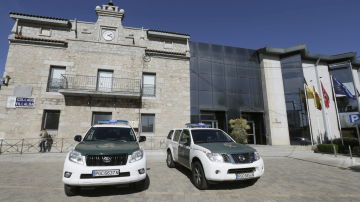 Vehículos de la Guardia Civil junto a las dependencias del Ayuntamiento madrileño de Collado Villalba