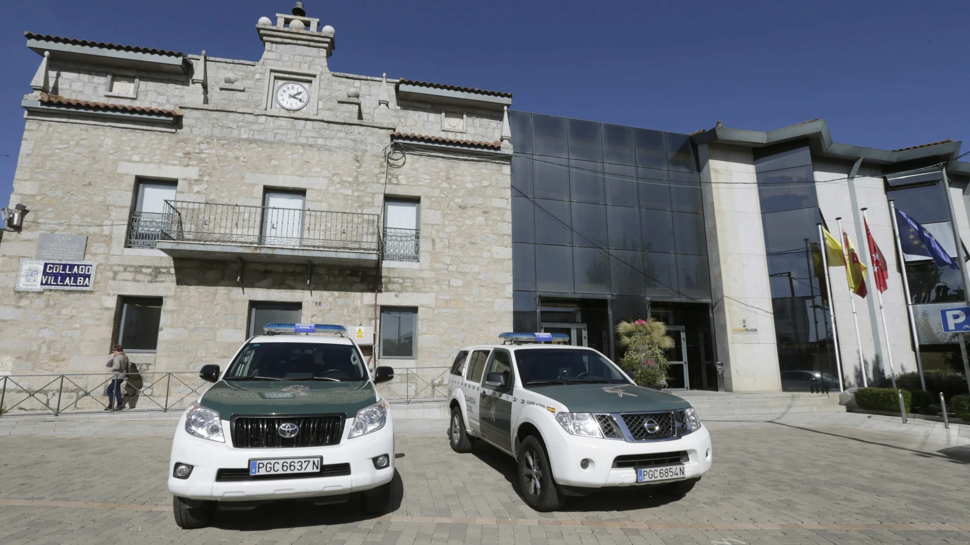 Vehículos de la Guardia Civil junto a las dependencias del Ayuntamiento madrileño de Collado Villalba Vehículos de la Guardia Civil junto a las dependencias del Ayuntamiento madrileño de Collado Villalba
