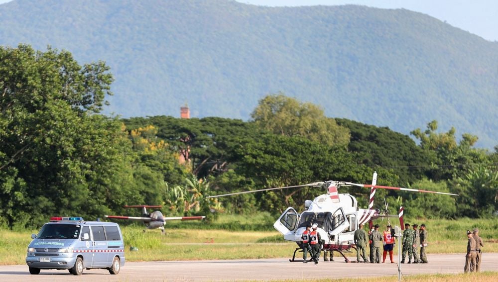 Soldados y policías tailandeses evacúan en helicóptero a uno de los niños rescatados