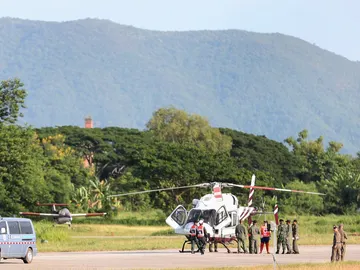 Soldados y policías tailandeses evacúan en helicóptero a uno de los niños rescatados Soldados y policías tailandeses evacúan en helicóptero a uno de los niños rescatados