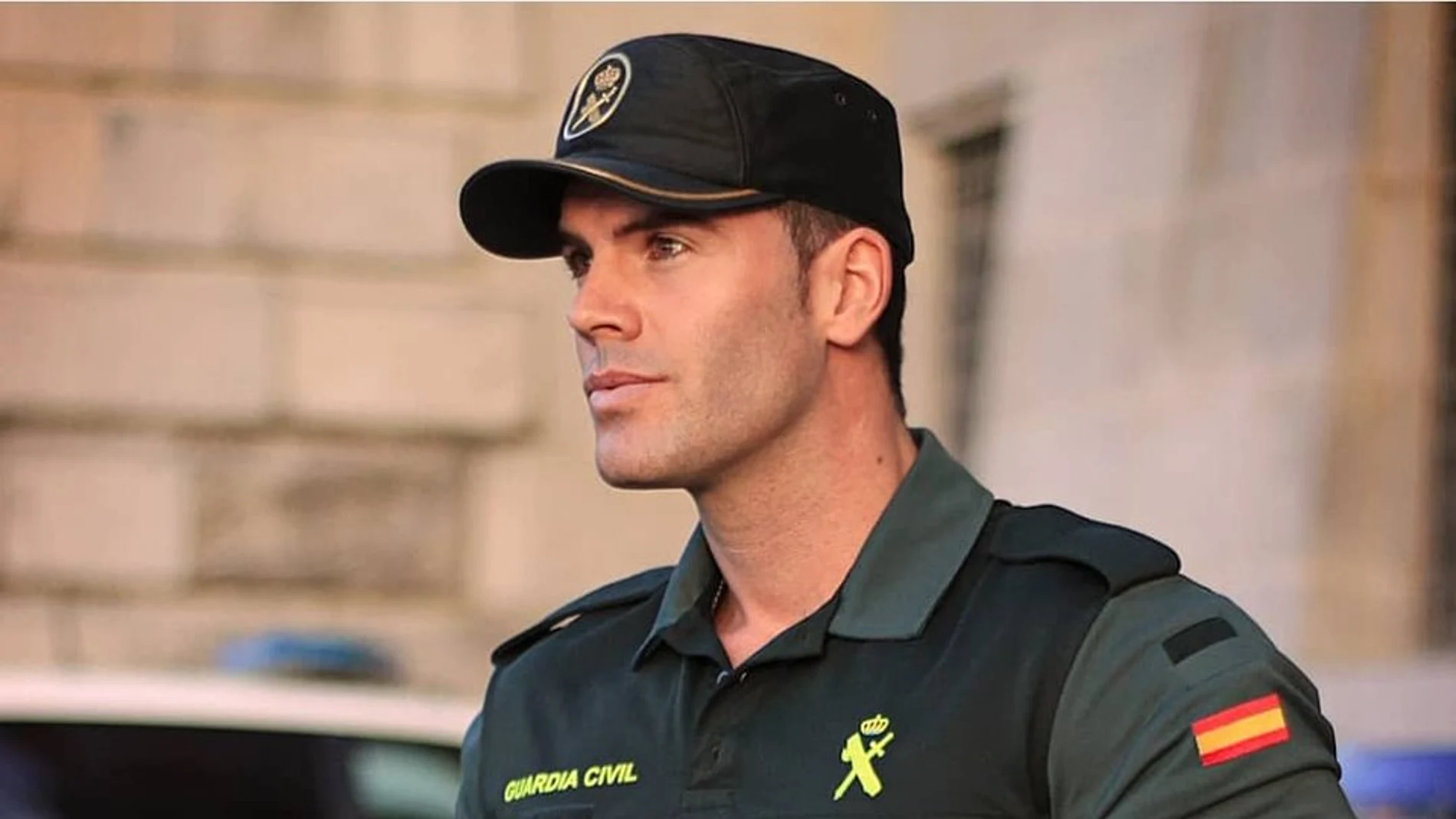 Otra vez la Guardia Civil tira de un atractivo agente en Twitter Otra vez la Guardia Civil tira de un atractivo agente en Twitter