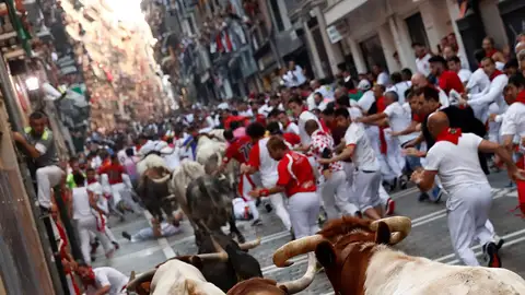 Tercer encierro de San Fermín 2018 os toros de la ganadería gaditana de Cebada Gago enfilan Estafeta tras pasar por la curva de Mercaderes durante el tercer encierro de los Sanfermines 2018 que ha tenido momentos de peligro por las caídas tanto de los astados como de los corredores, sin al parecer heridos por asta.