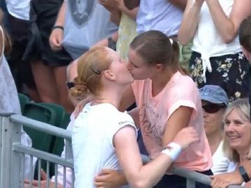 Alison Van Uytvanck se besa con su novia tras ganar el partido