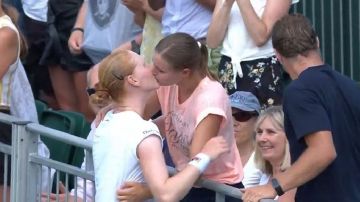 Alison Van Uytvanck se besa con su novia tras ganar el partido