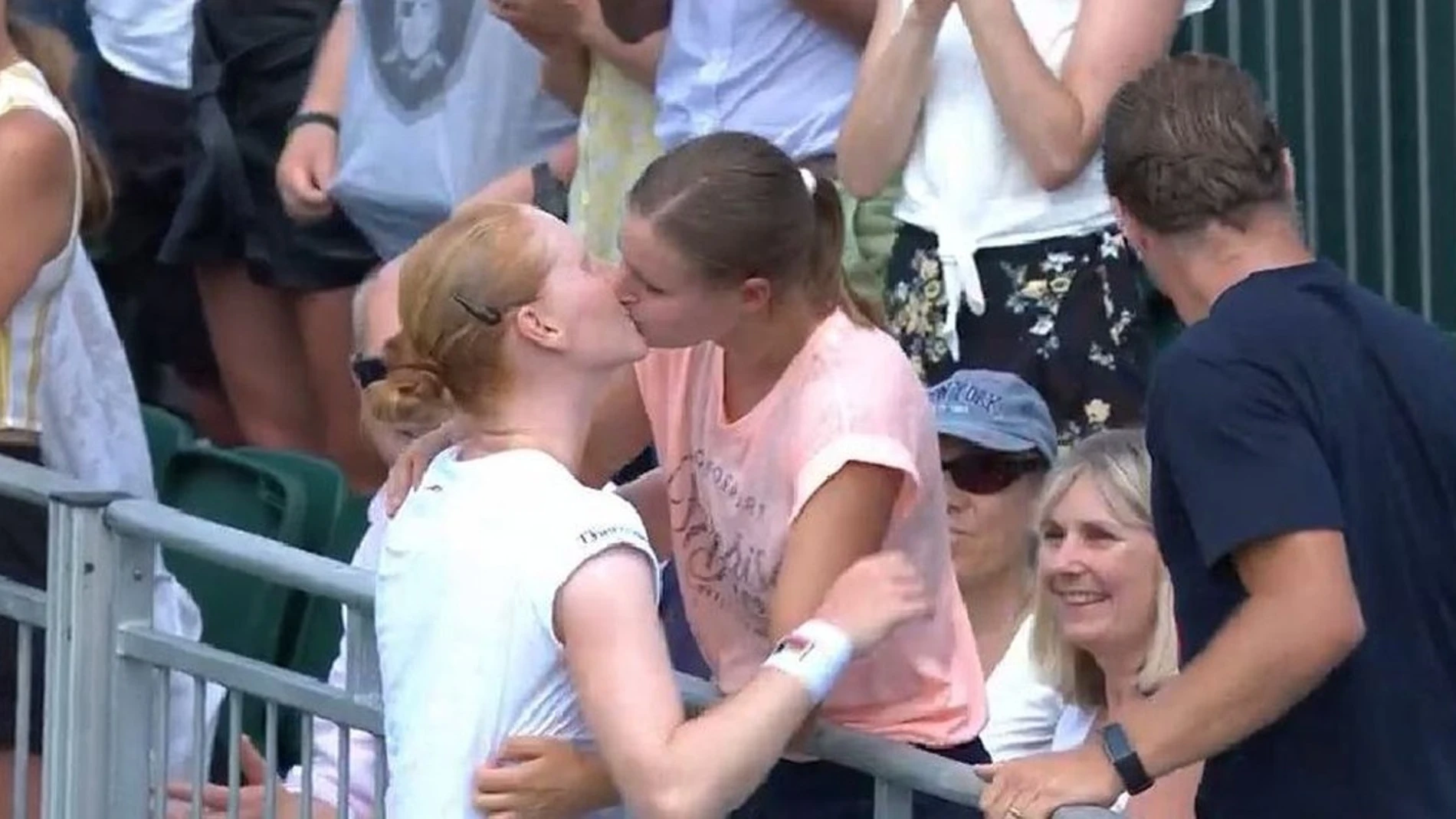 Alison Van Uytvanck se besa con su novia tras ganar el partido Alison Van Uytvanck se besa con su novia tras ganar el partido