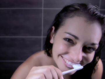 Chica lavándose los dientes Chica lavándose los dientes