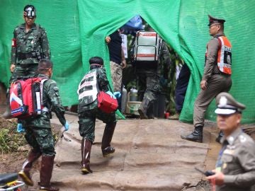 Personal médico accede a una zona restringida durante el rescate en Tailandia